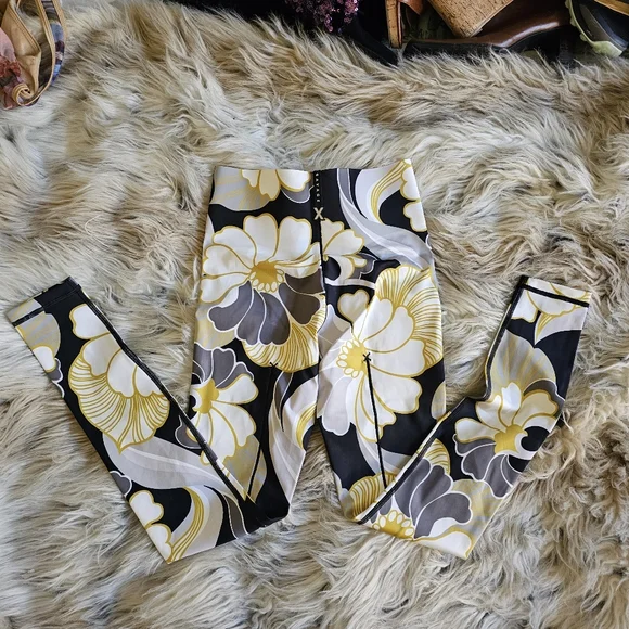 Hotline High-Waist Legging In Sweet Olive Yellow Petal Trippin Print - Picture 3 of 5